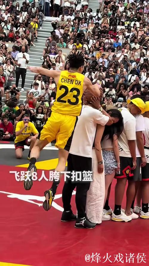 1米65篮球妖星上演高难度扣篮、二层楼干拔跳投