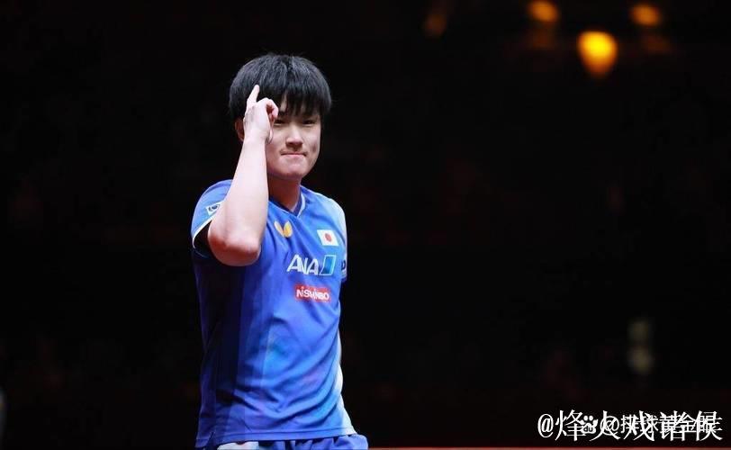 张本智和跪地捂脸！现场摆造型为教练儿子庆生，4次致敬樊振东