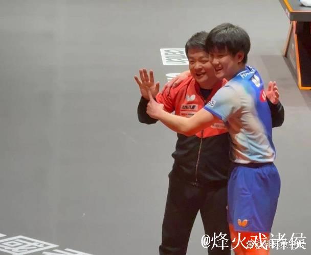 张本智和跪地捂脸！现场摆造型为教练儿子庆生，4次致敬樊振东